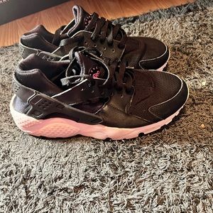 Black Nike Hauraches